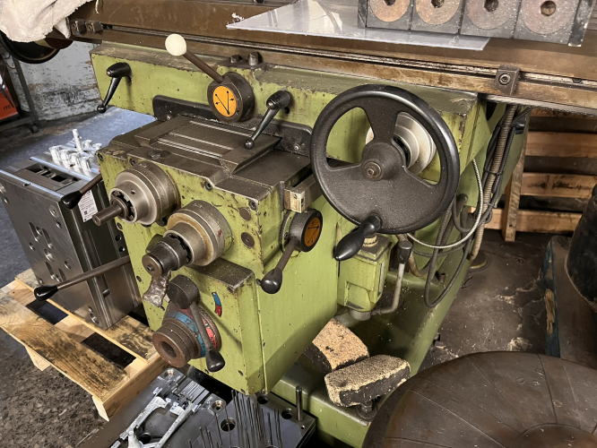 FRESADORA DE TORRETA LAGUN FTV-4