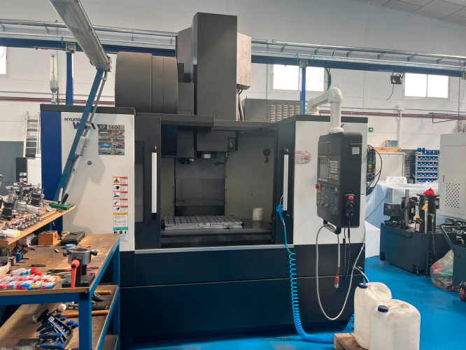 HYUNDAI-WIA KF5600 VERTICAL MACHINING CENTER